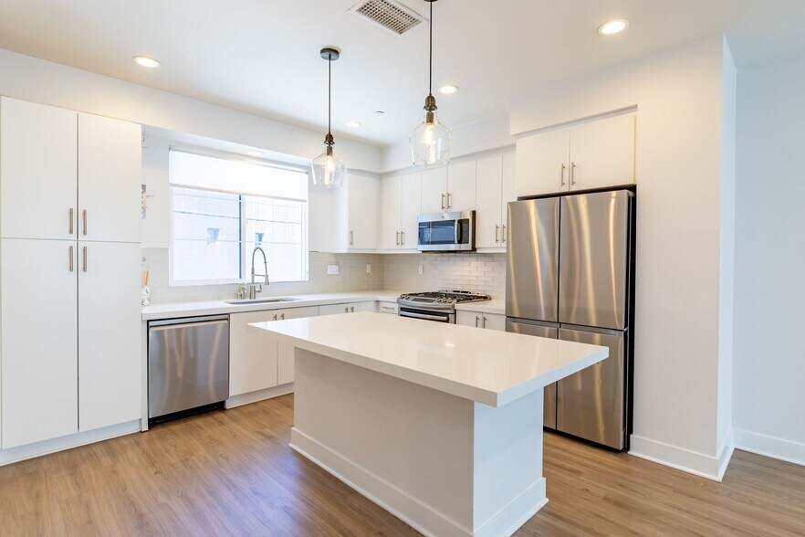 Building Photo - 10736 Bloomfield St