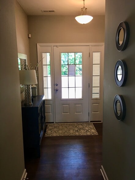 Foyer - 239 W Porthaven Way