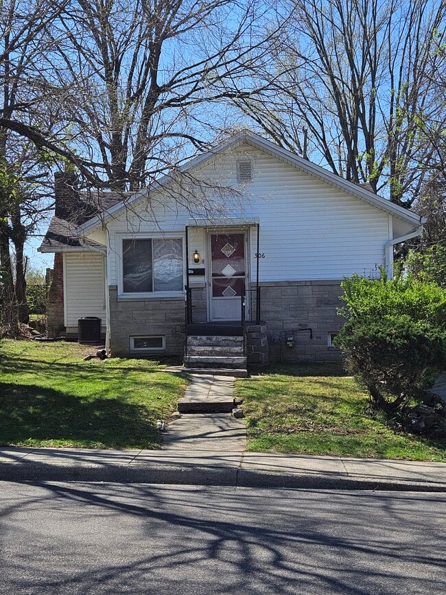Primary Photo - 506 E Hillside Dr