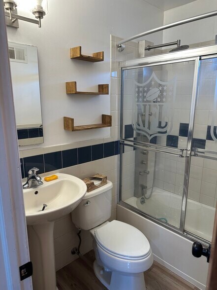 Full bathroom - 33B Hussa St