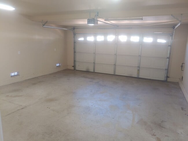 Building Photo - COMING SOON! Single Level 4 Bed/2 Bath in ...