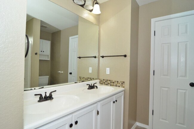 Building Photo - 3 bed/2.5 bath with granite countertops an...
