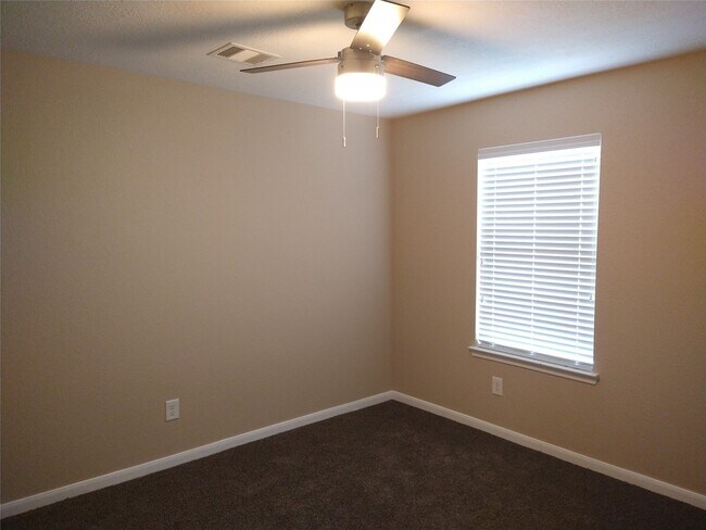 Building Photo - 811 Sweet Flower Dr