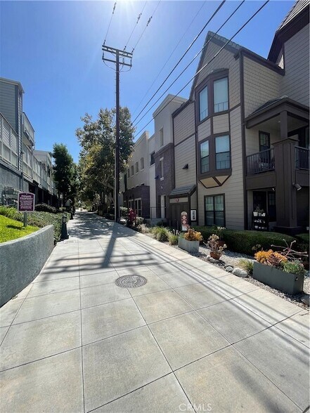 Building Photo - 530 S Primrose Ave