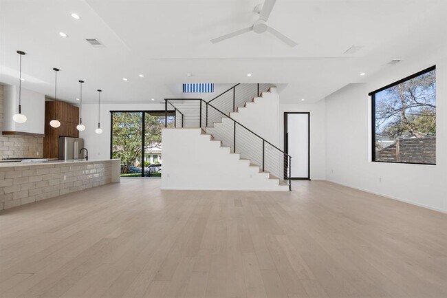 Building Photo - 2411 Winsted Ln