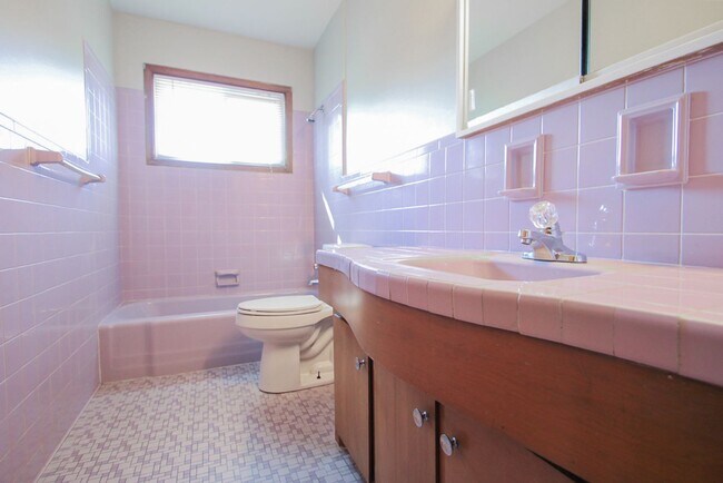 Building Photo - 3 Bedroom / 2.5 Bathroom House Available N...
