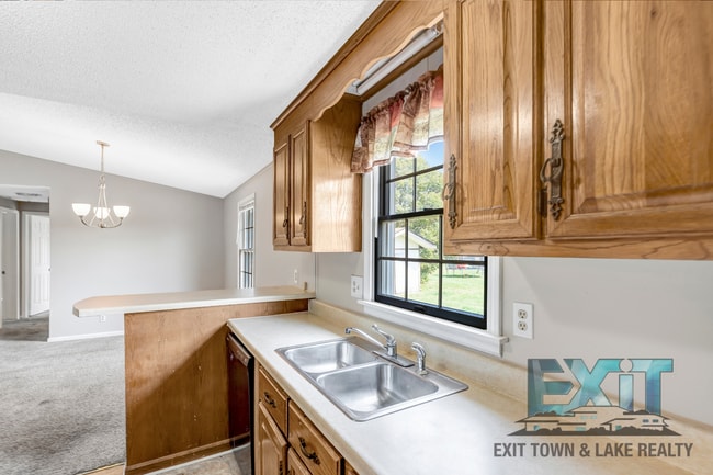 Building Photo - 3 Bedroom/2 Bathroom Home