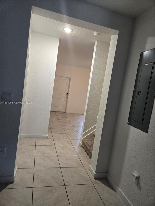 Building Photo - 490 NE 12th St