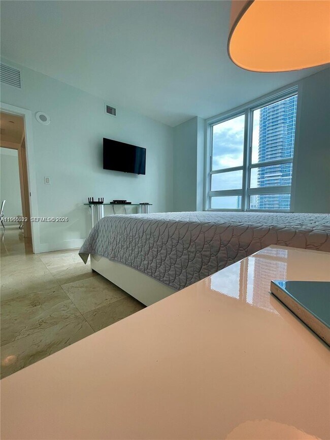 Building Photo - 950 Brickell Bay Dr