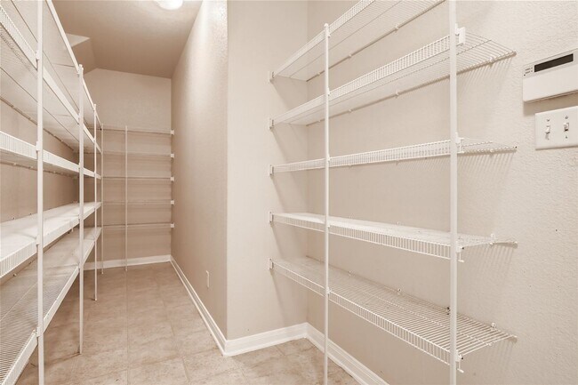 Building Photo - Over 3300 Square Feet