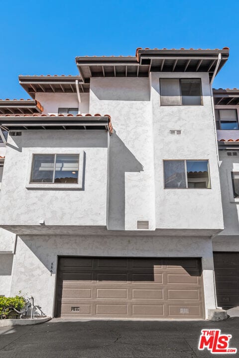 Building Photo - 1561 Palisades Dr