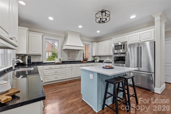 Building Photo - 1009 Honors Ct