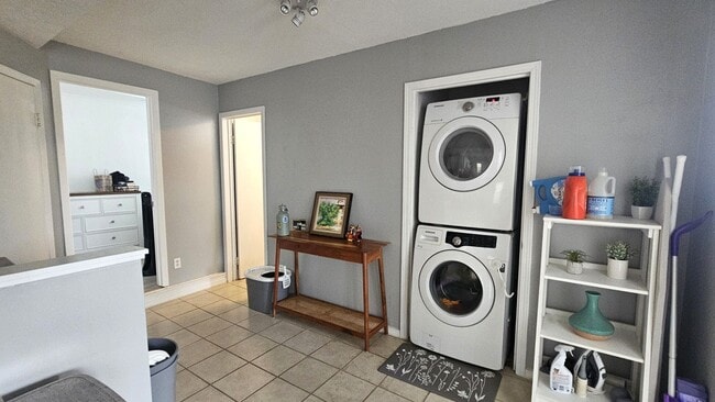 Building Photo - 2/1 on coveted Kalaheo Hillside