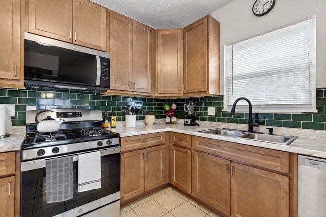 Building Photo - 146 W Felton Ave