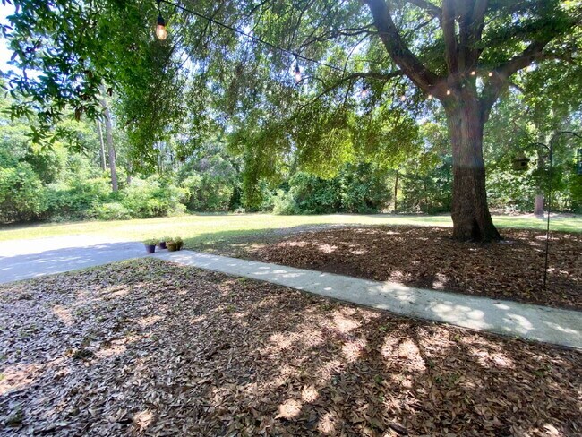 Building Photo - Duplex Apartment Close to Downtown Bluffton!
