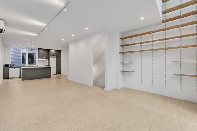 Building Photo - Modern 3BR Townhome with Rooftop Deck Near Downtown Seattle