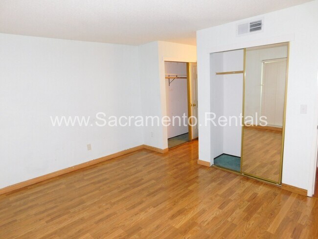 Building Photo - 550 Del Verde Cir