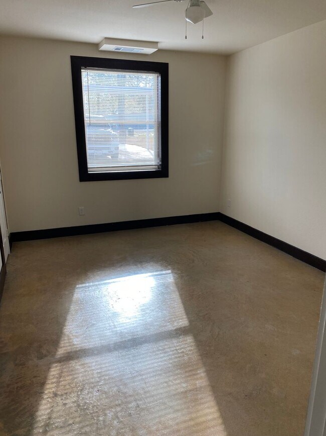 Building Photo - 1051 Deer Ln