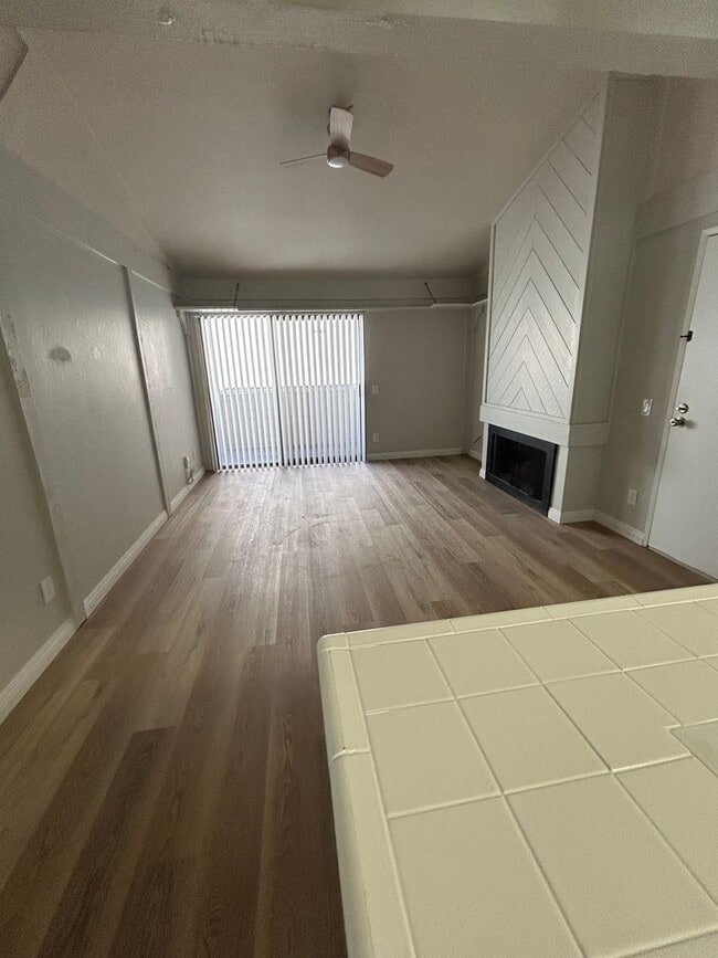 Building Photo - Remodeled Large Upstairs 2 Bedroom/1 Bath ...