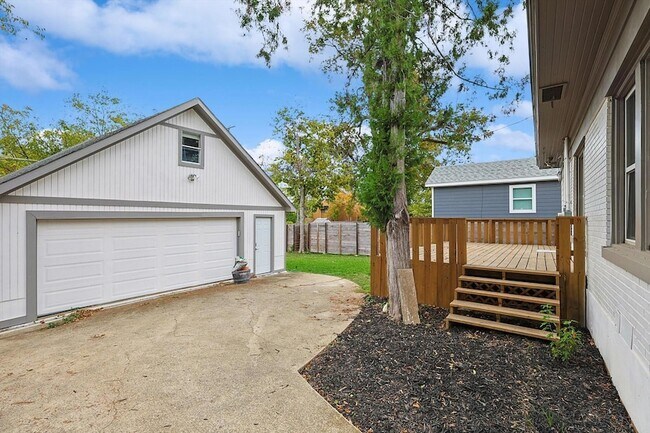 Building Photo - 5620 Richmond Ave