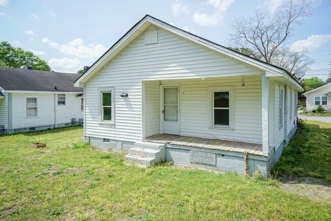 Building Photo - Three bedroom Home!