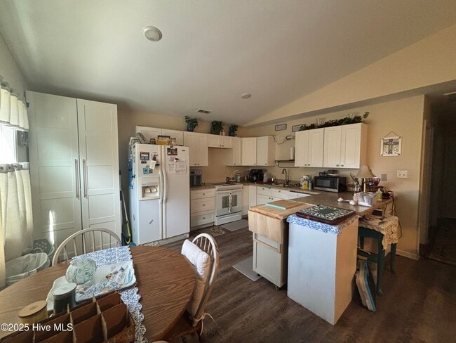 Building Photo - 203 W Landing Dr