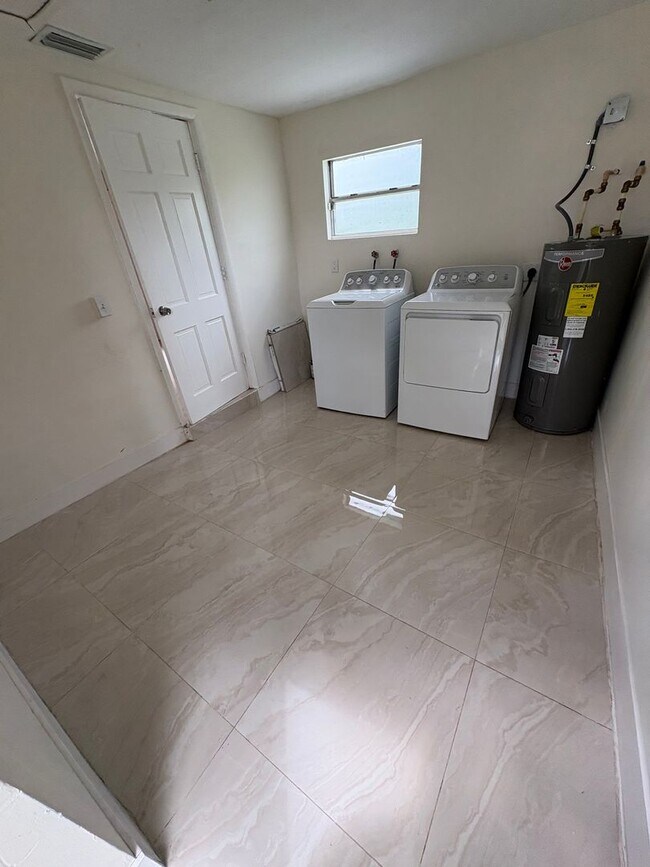 Building Photo - Charming Renovated Home – Available Now!