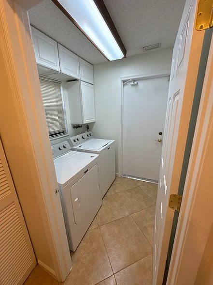 Building Photo - 10081 Canoe Brook Cir