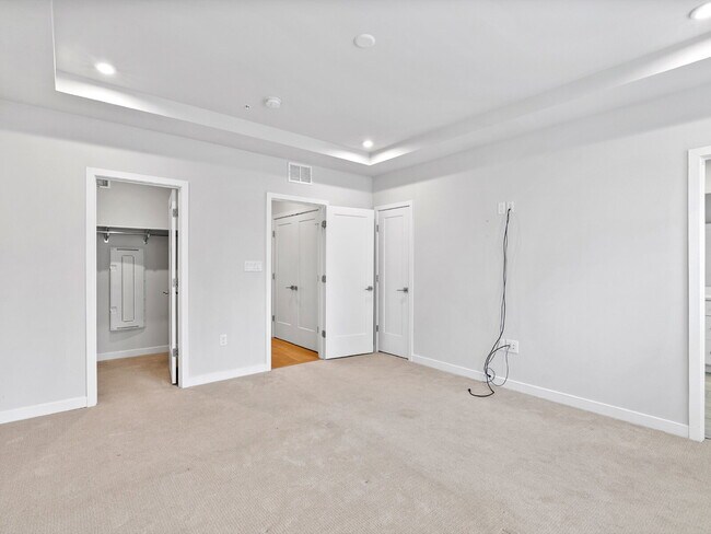 Building Photo - "Modern Living Awaits: Spacious 2-Bed, 2.5-Bath Townhouse in the Heart of McLean!"