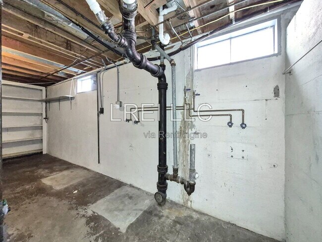 Building Photo - 818 Iroquois Ave
