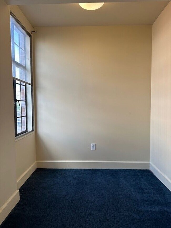 Building Photo - 213 N 2nd St