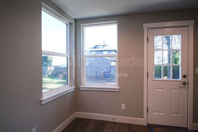 Building Photo - 933 S Sprague Ave