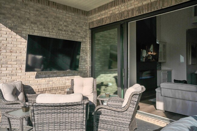 Building Photo - 1024 Club View Dr