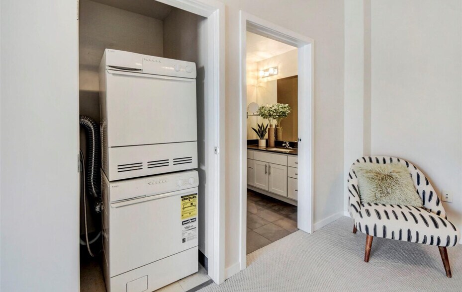 Building Photo - 1438 Little Raven St