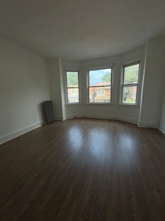 Building Photo - Large Colonial Home ready for you!