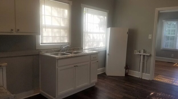 Building Photo - Spacious 3 Bedroom Home