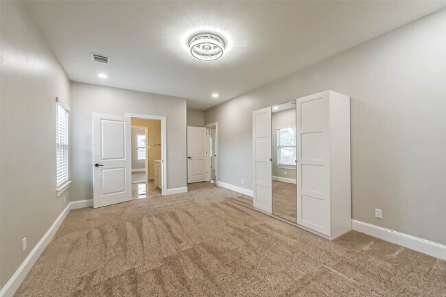 Building Photo - 1317 Chantilly Ln