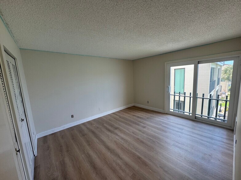 Second bedroom with water view - 868 Bayway Blvd