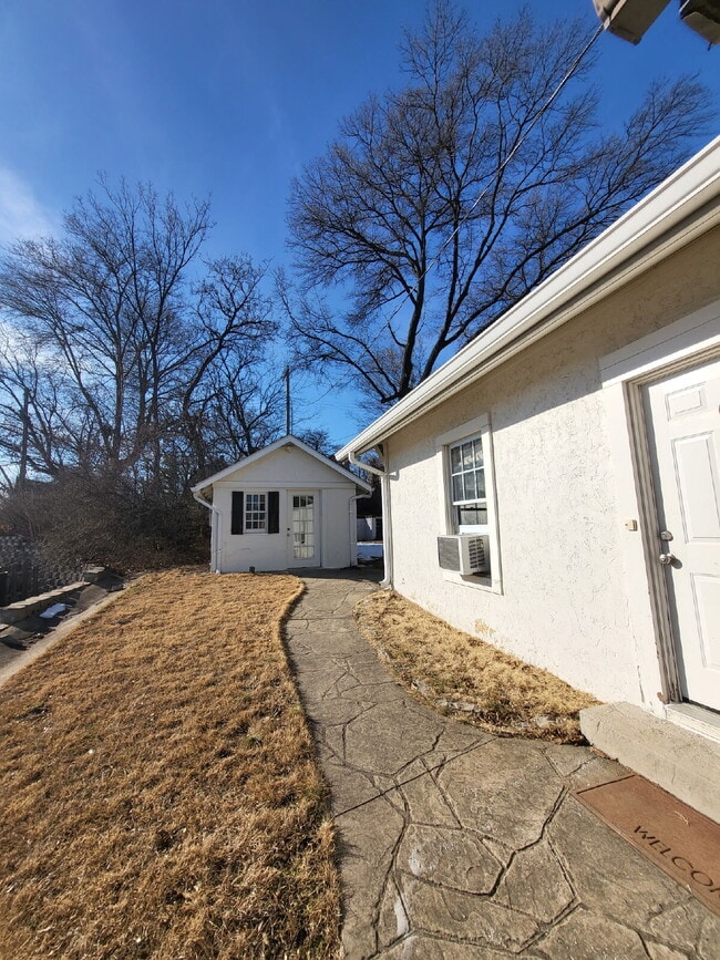 Building Photo - "Charming Brentwood house 2 bedrooms 1 Bathoom, Prime Location!"