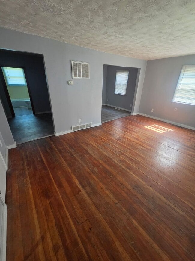 Building Photo - 3 Bedroom Single Family home with garage