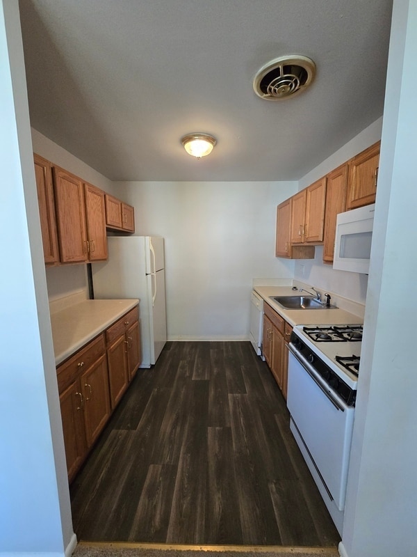 Building Photo - 806 Brook Hill Rd