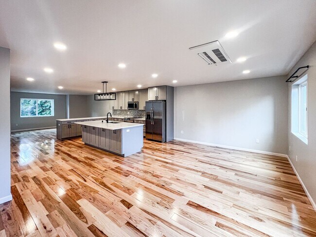 Building Photo - 13128 12th Dr SE