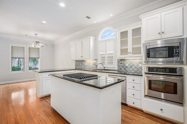 Building Photo - 4655 Spruce St