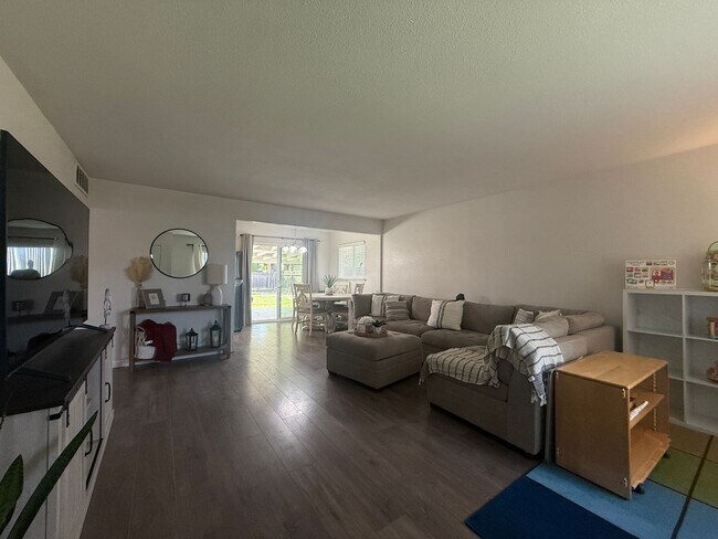 Building Photo - 3 bedrooms, 2-bathroom home with pool in Visalia, CA!