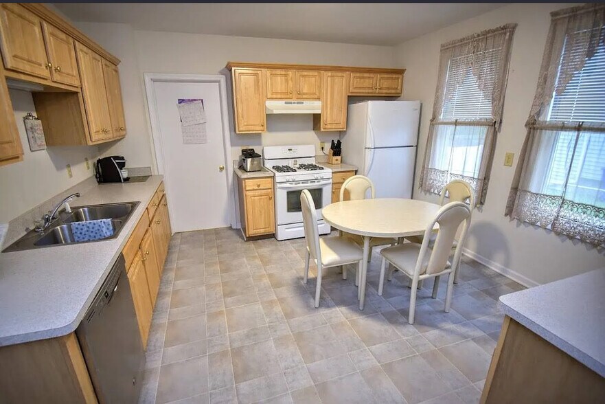 Building Photo - 40 Seneca Creek Rd