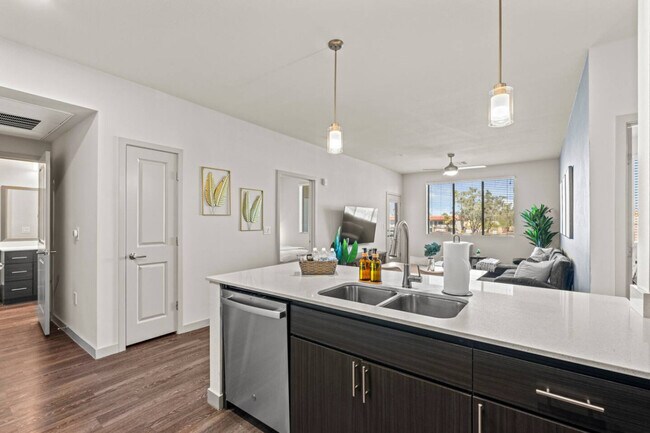 Building Photo - 711 W Broadway Rd