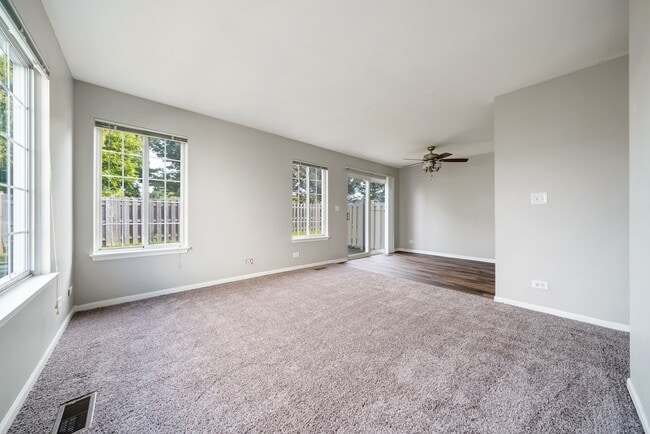 Building Photo - Beautiful 3 Bedroom 2 Bath Home in Lake in the Hills!