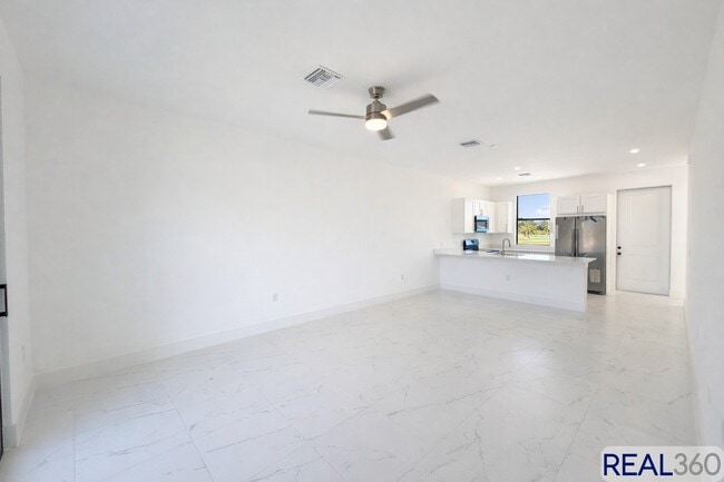 Building Photo - 4806-4808 Golfview Blvd