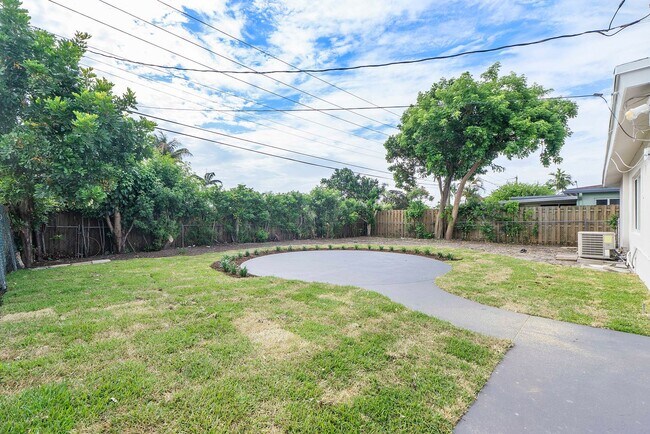 Building Photo - Spacious 3BD/2BA Home