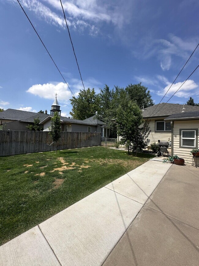 Building Photo - "Charming 2-Bedroom Retreat in the Heart of Windsor – 945 Sq. Ft. of Cozy Living!"